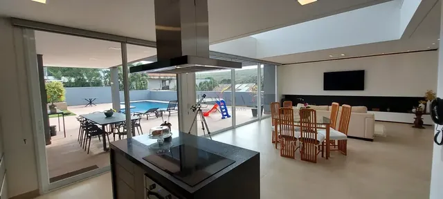Cozinha aberta e sala de jantar integradas ao lazer