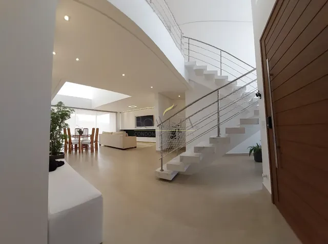 Sala com pé-direito duplo e escada