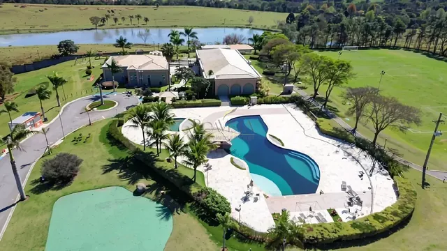 Vista aérea da área de lazer e piscina do condomínio