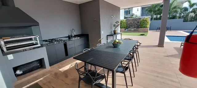 Espaço gourmet da residência com churrasqueira e mesa