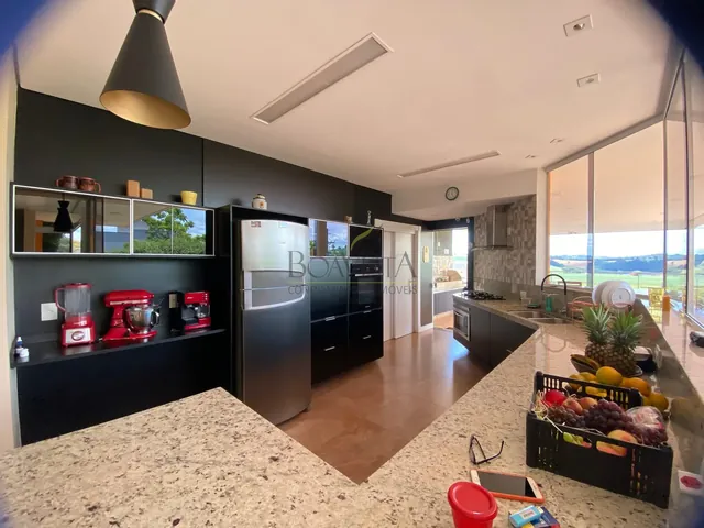 Cozinha com bancada e ambientes integrados