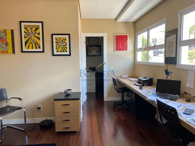Escritório com mesa e armários