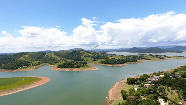 Vista aérea da represa e das margens